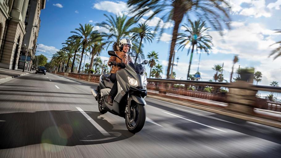 2013-Yamaha-XMAX-125-ABS-EU-Aluminum-Slate-Action-001