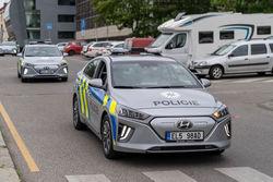 Do služeb Policie ČR míří 38 nových vozů Hyundai IONIQ Electric. 
