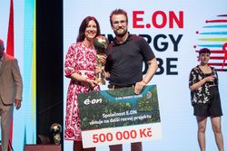Claudia Viohl generální ředitelka společnosti E.ON v České republice předává cenu pro vítěze MIkuláši Hurtovi jednateli společnosti NIL Textile web kopie