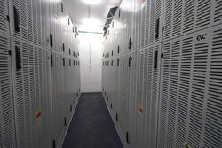 Investice E.ONu za téměř 60 milionů korun je unikátní v tom že poprvé v rámci České republiky bylo takto velké bateriové úložiště instalováno přímo dovnitř budovy