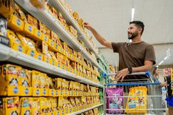 resize Person shopping for Pedigree and WHISKAS products 1