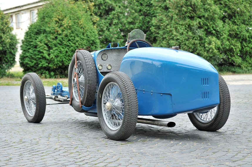 Bugatti_ve_Zline_ilustracni_zdroj_SAMOHYL-MOTOR-HODING